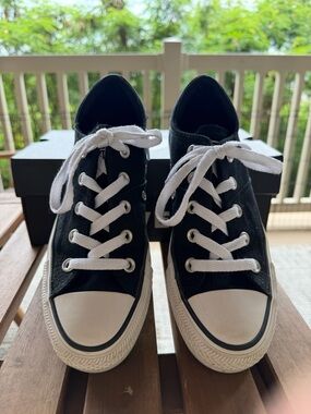 🔥Converse Black and White Low Top Sneakers🔥